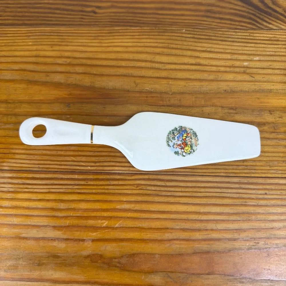 Vintage Porcelain Cake Server with Pastoral Scene – Gold Trim Handle
